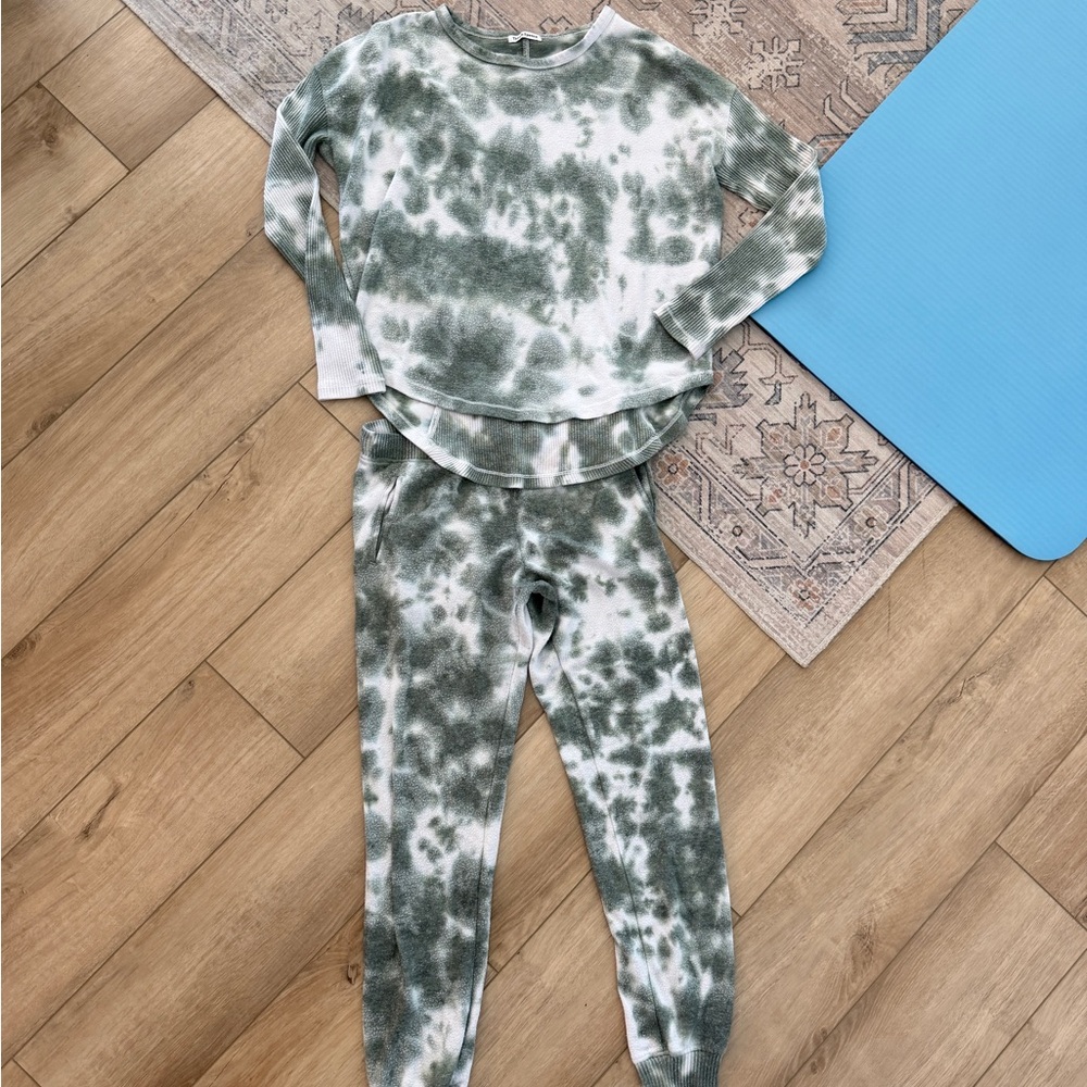 Theo & Spence Green and White Tie-Dye Lounge Set